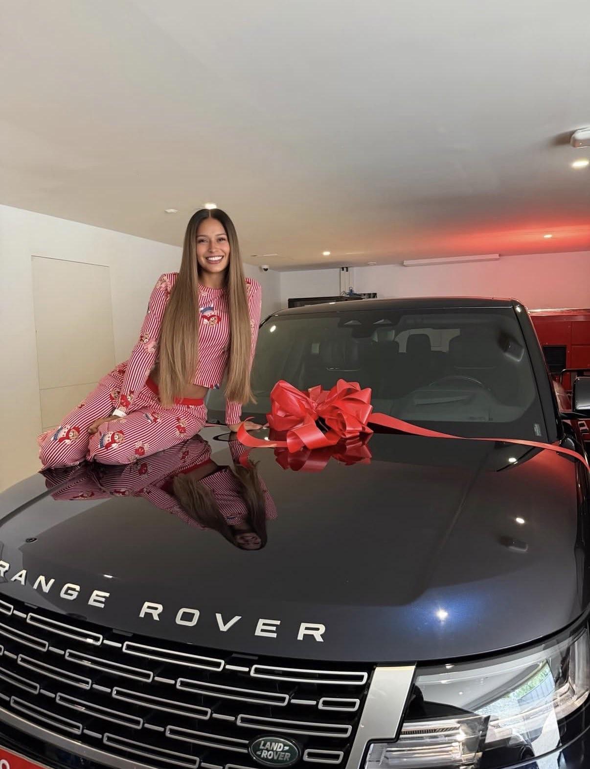 hth-惊喜,拉菲尼亚给妻子送了一辆全新的路虎揽胜